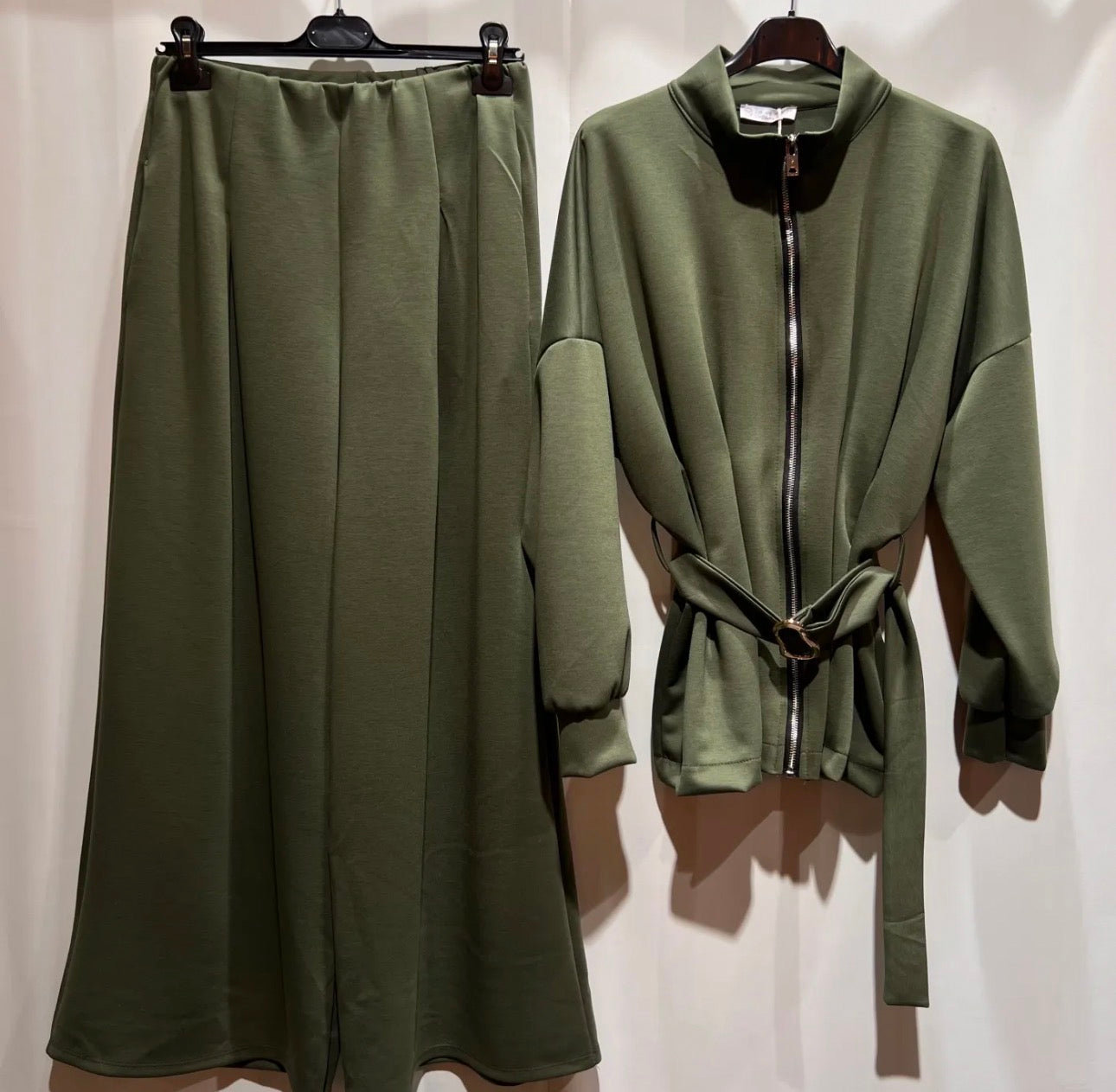 Elegance Zip Set – Zweiteiler mit Gürtel (Viscose-Mix)“Elmas“