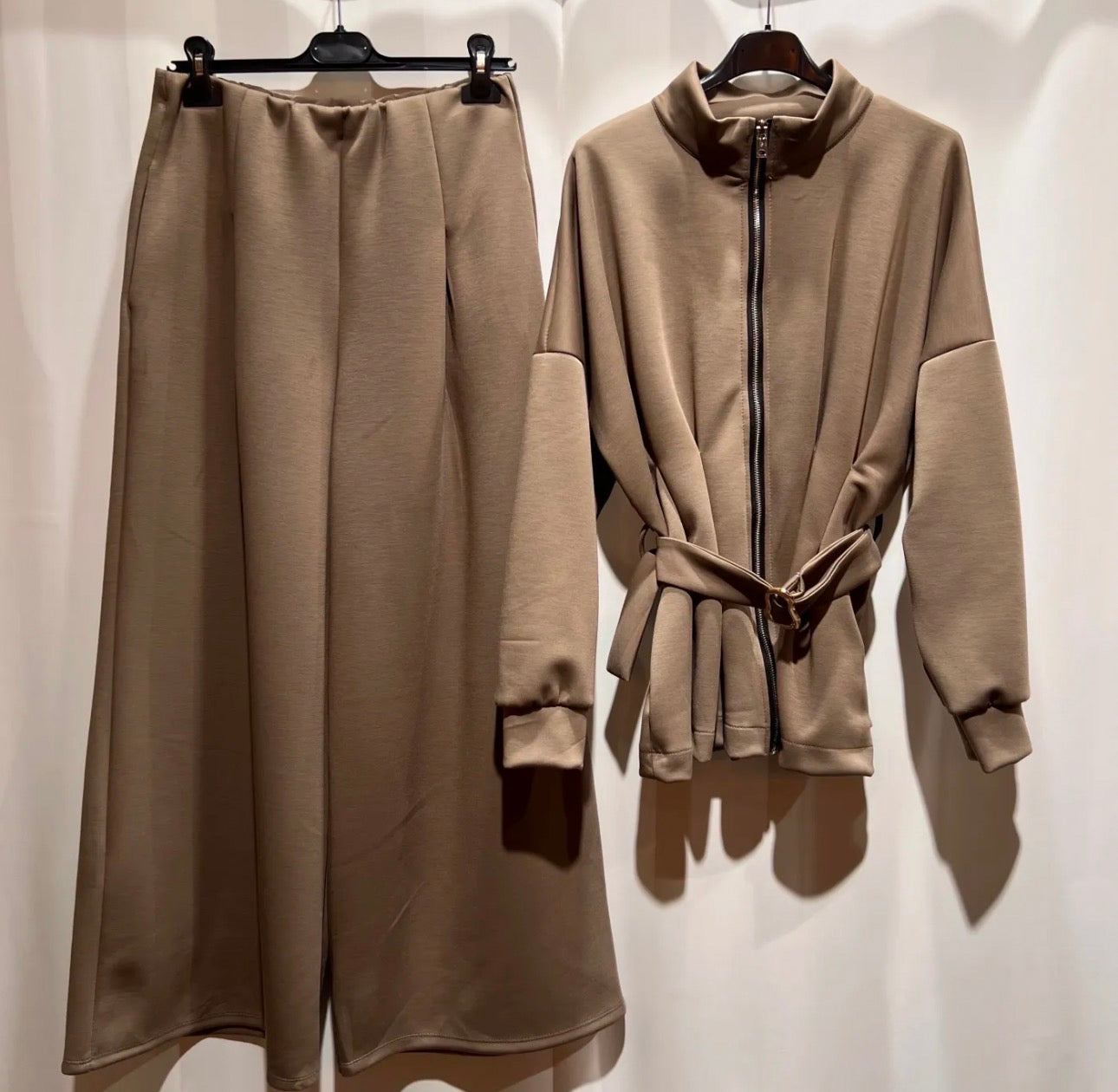 Elegance Zip Set – Zweiteiler mit Gürtel (Viscose-Mix)“Elmas“