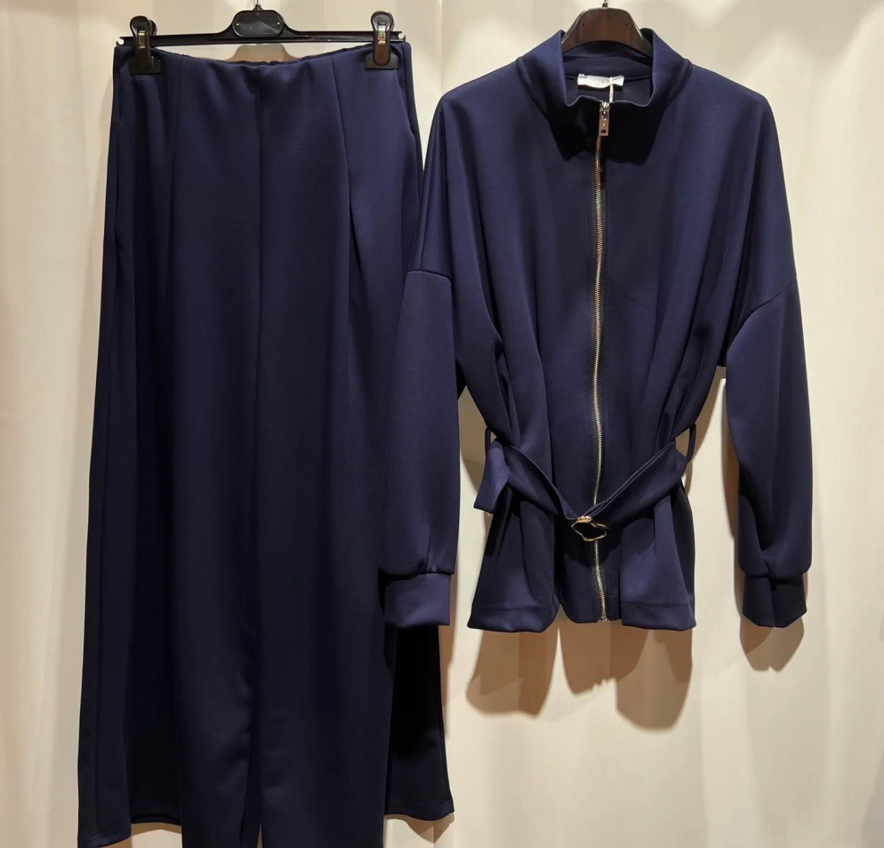 Elegance Zip Set – Zweiteiler mit Gürtel (Viscose-Mix)“Elmas“