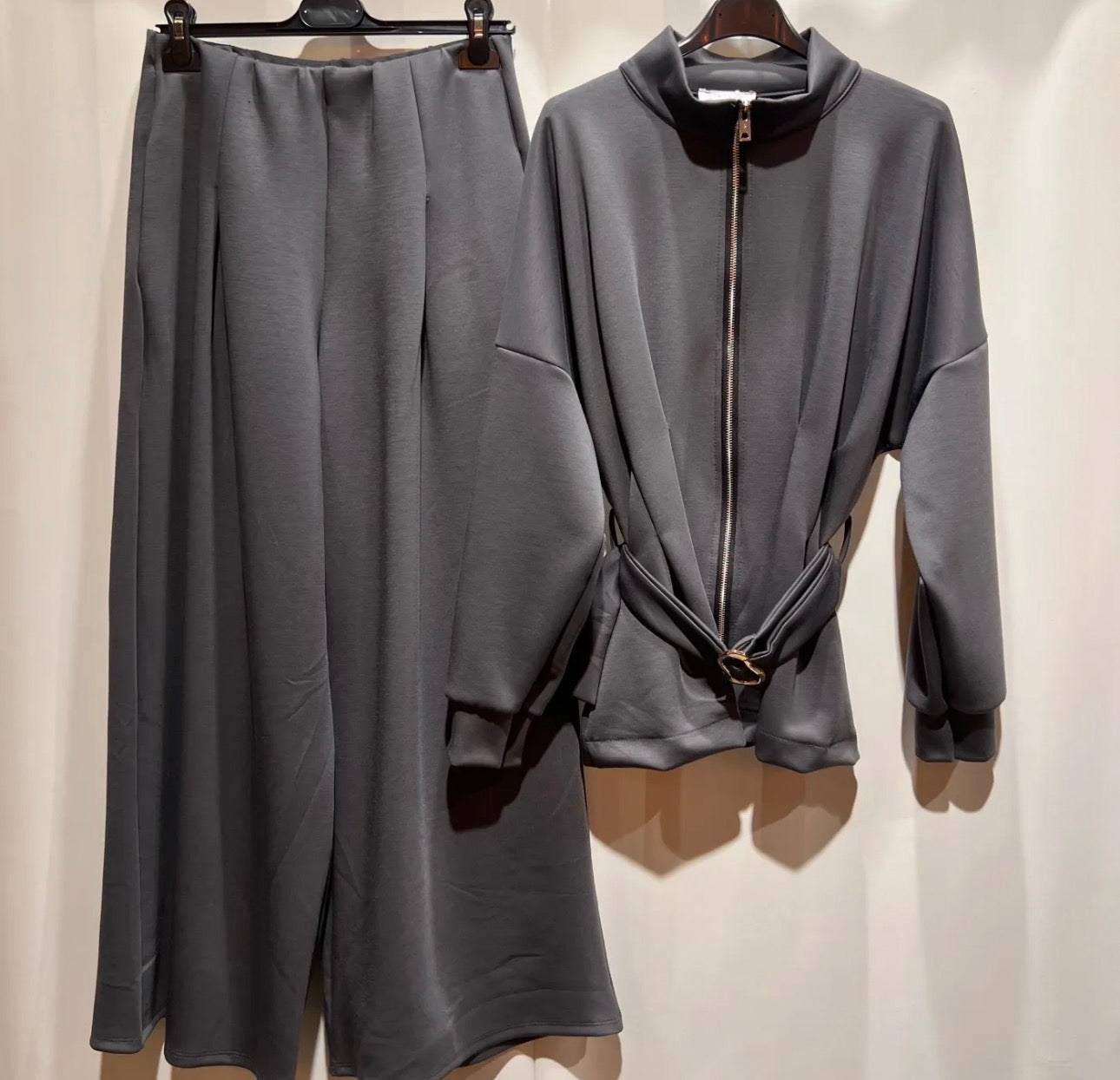 Elegance Zip Set – Zweiteiler mit Gürtel (Viscose-Mix)“Elmas“
